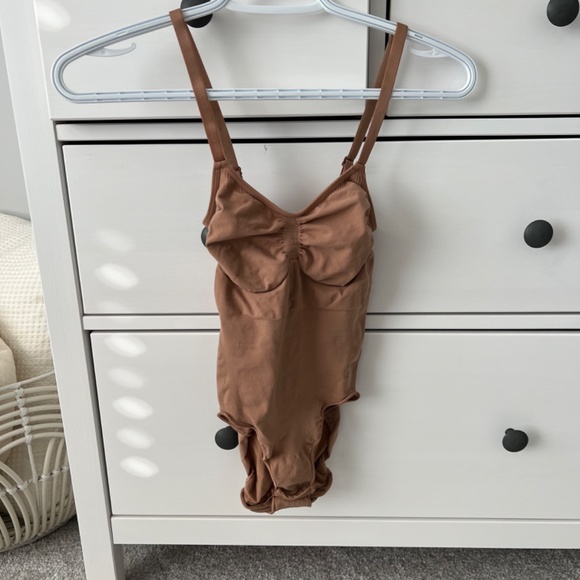 SKIMS Seamless Sculpt Bodysuit - Picture 3 of 4